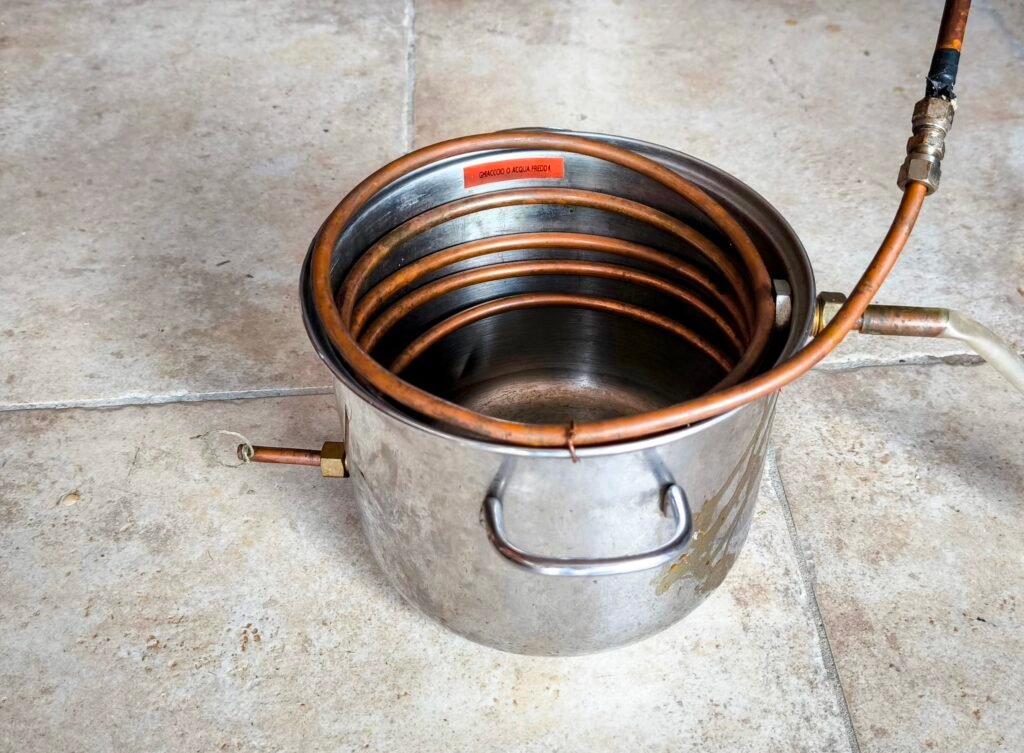 Distillation vapor condenser