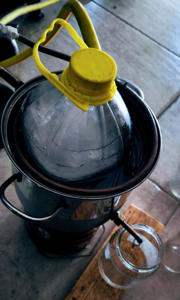 Distillation vapor condenser